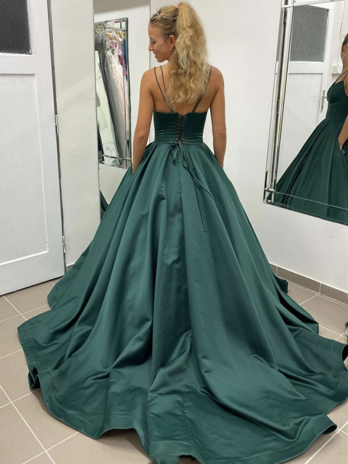 Elegantes langes A-Linien-Kleid aus Satin mit V-Ausschnitt und offenem Rücken, formelle Abschlussballkleider mit Taschen