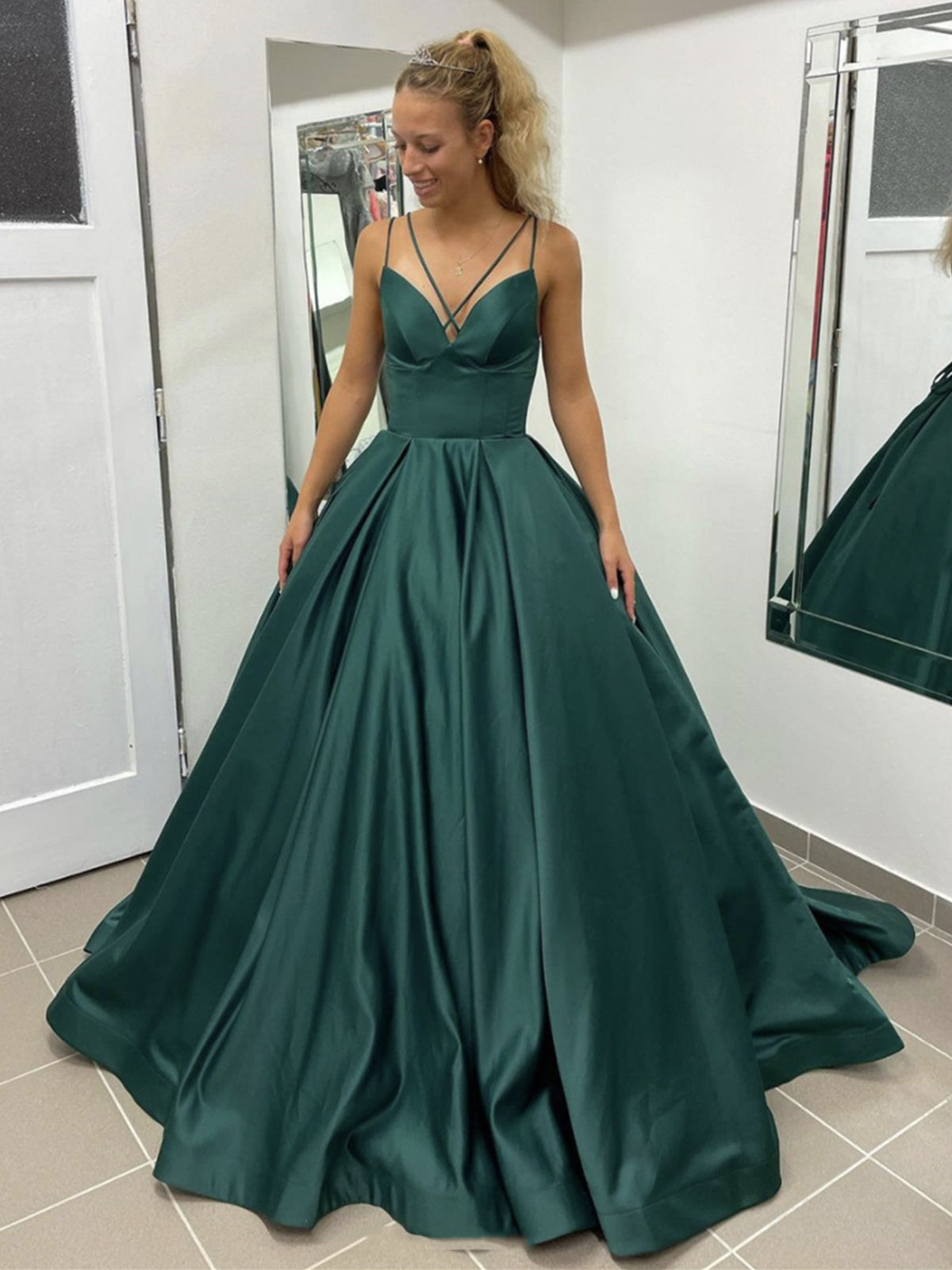 Elegantes langes A-Linien-Kleid aus Satin mit V-Ausschnitt und offenem Rücken, formelle Abschlussballkleider mit Taschen