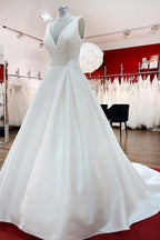 Vestidos de Noiva Elegantes em Cetim com Decote em V, Folhos e Saia Longa em Linha A, Costas Descobertas