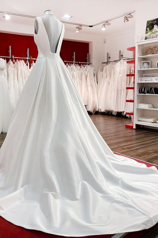 Vestidos de Noiva Elegantes em Cetim com Decote em V, Folhos e Saia Longa em Linha A, Costas Descobertas