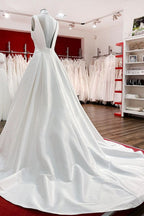Vestidos de Noiva Elegantes em Cetim com Decote em V, Folhos e Saia Longa em Linha A, Costas Descobertas