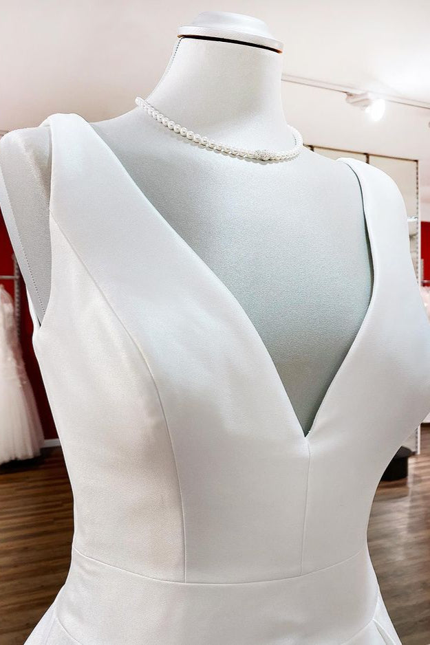 Vestidos de Noiva Elegantes em Cetim com Decote em V, Folhos e Saia Longa em Linha A, Costas Descobertas