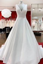 Vestidos de Noiva Elegantes em Cetim com Decote em V, Folhos e Saia Longa em Linha A, Costas Descobertas