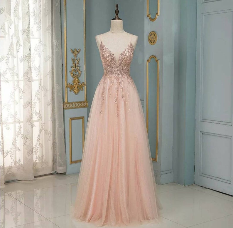 Robe de bal élégante longue en tulle à paillettes, dos nu, en ligne A avec décolleté en V