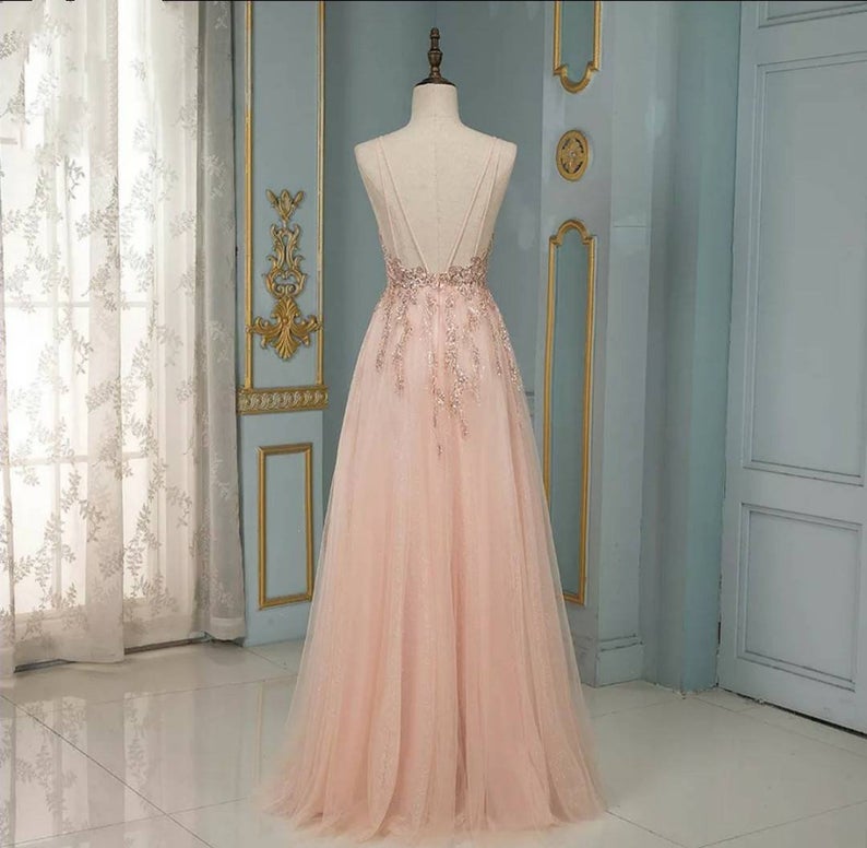 Robe de bal élégante longue en tulle à paillettes, dos nu, en ligne A avec décolleté en V
