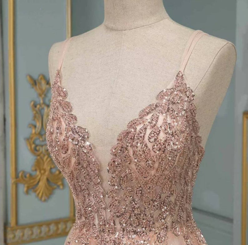 Robe de bal élégante longue en tulle à paillettes, dos nu, en ligne A avec décolleté en V