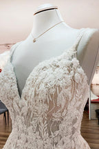 Elegante vestido de novia largo en forma de A con escote en V, sin mangas, con volantes y espalda descubierta