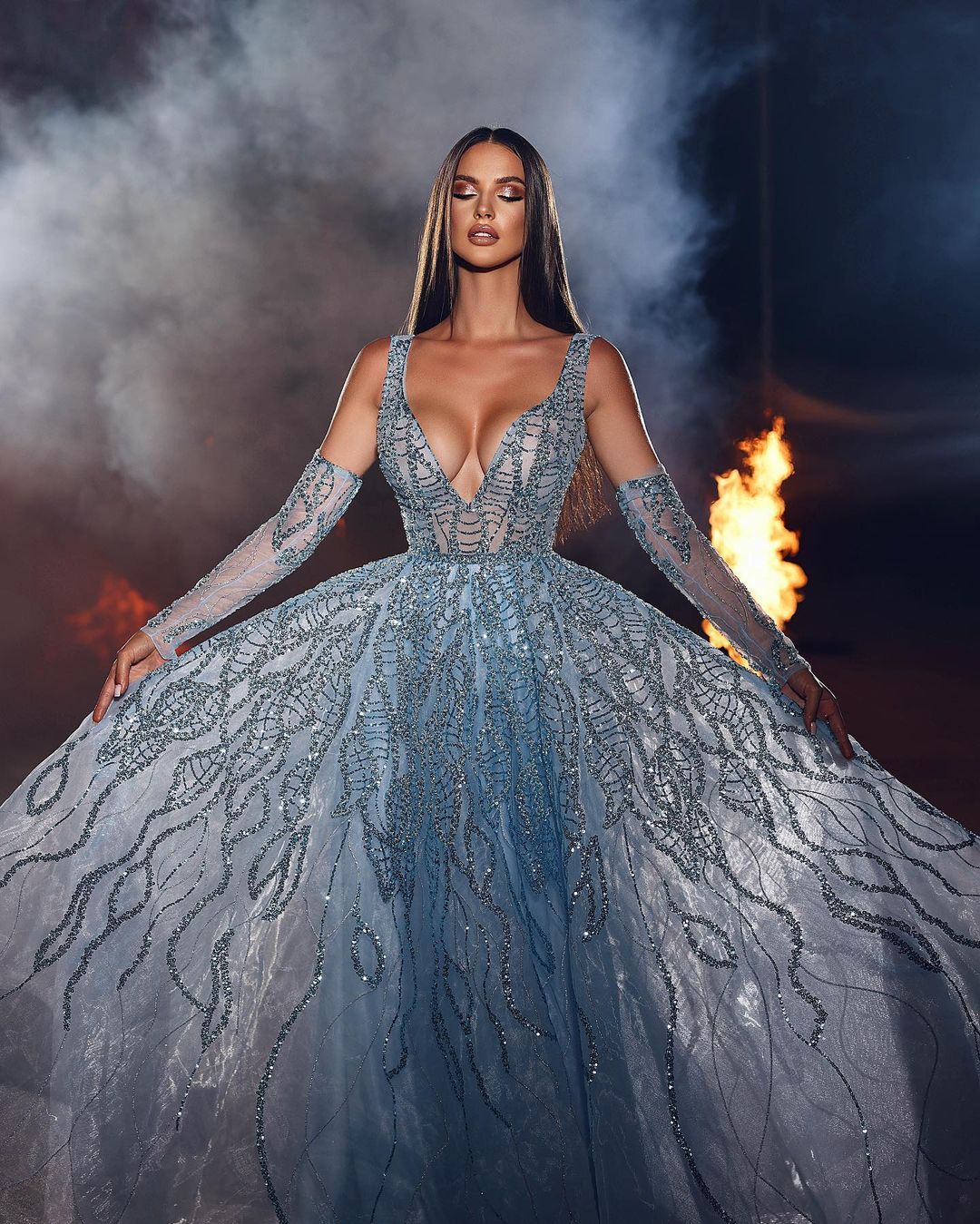 Robe de bal élégante longue en ligne A avec décolleté en V, bretelles, dentelle et paillettes