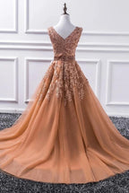Robe de bal élégante longue en tulle avec jupe évasée et col en V en dentelle