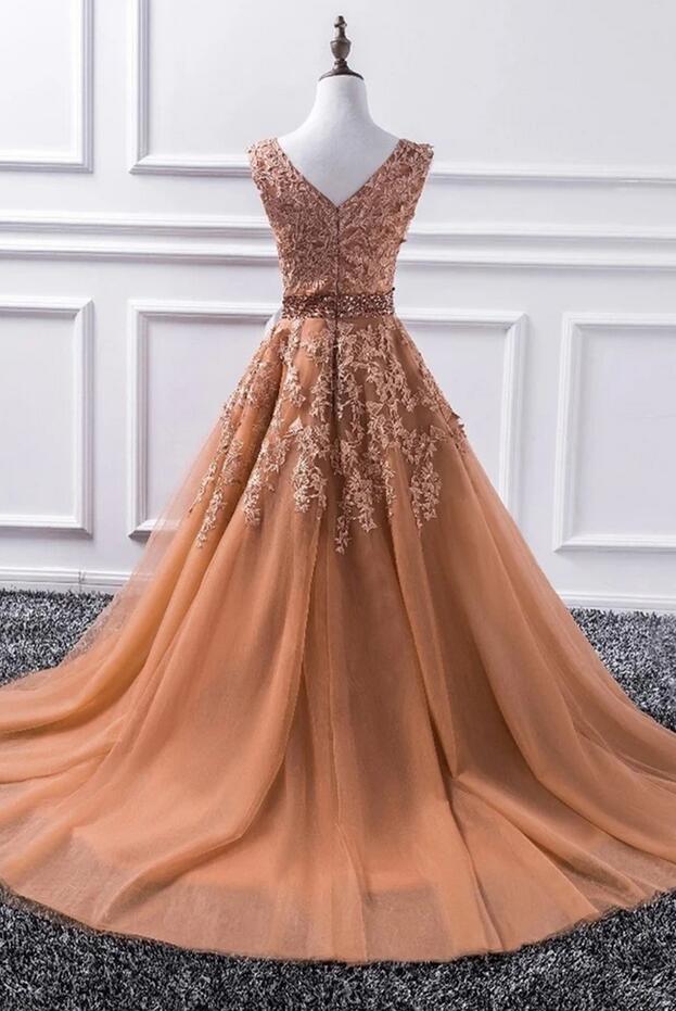 Robe de bal élégante longue en tulle avec jupe évasée et col en V en dentelle