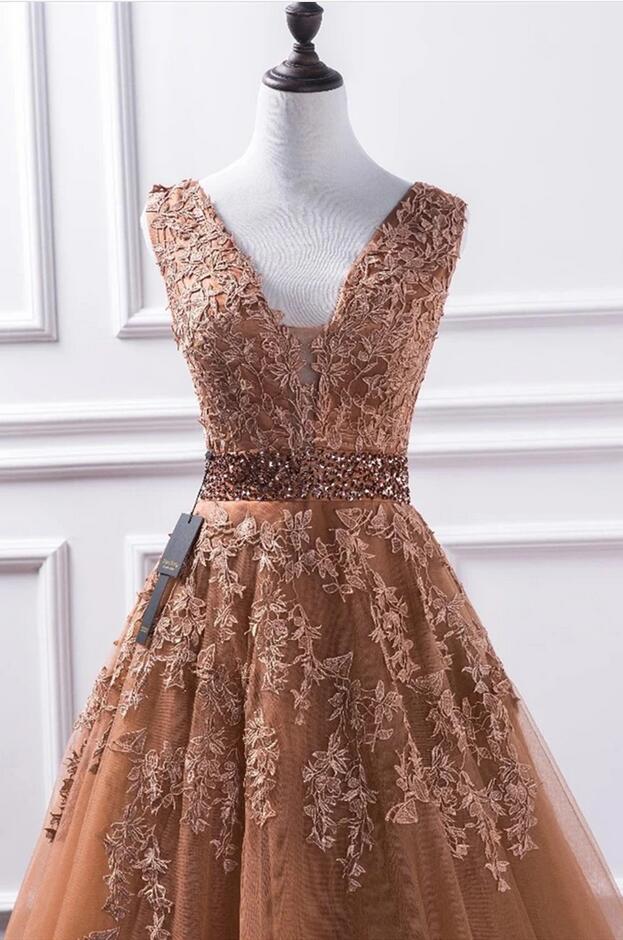 Robe de bal élégante longue en tulle avec jupe évasée et col en V en dentelle