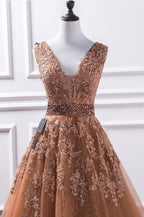 Robe de bal élégante longue en tulle avec jupe évasée et col en V en dentelle