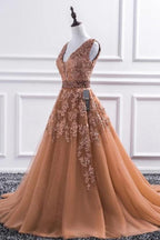 Robe de bal élégante longue en tulle avec jupe évasée et col en V en dentelle