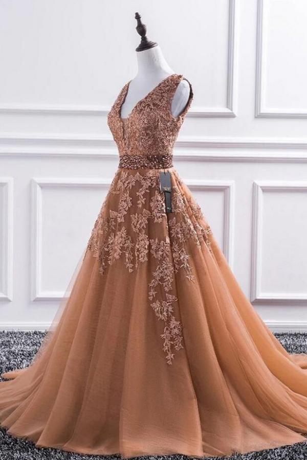 Robe de bal élégante longue en tulle avec jupe évasée et col en V en dentelle