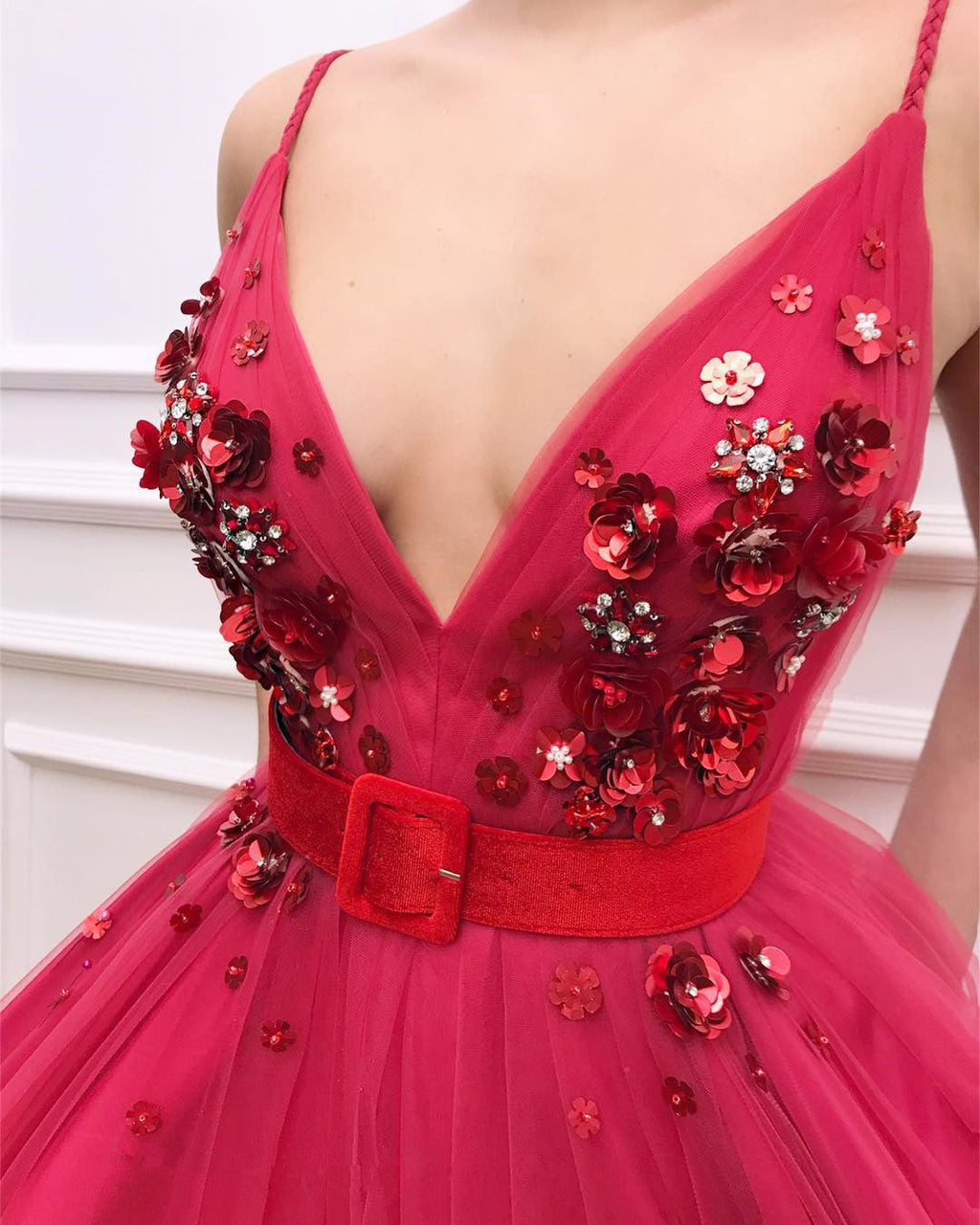 Robe de bal élégante longue en tulle, coupe évasée, col en V