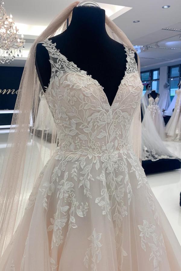 Elegante vestido de novia largo de tul sin mangas con escote en V y encaje
