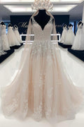 Elegante vestido de novia largo de tul sin mangas con escote en V y encaje