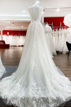 Vestido de Noiva Elegante Comprido em Linha A com Decote em V, Tule, Alças Finas e Renda