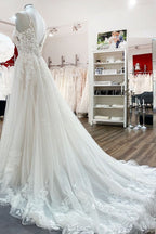 Vestido de Noiva Elegante Comprido em Linha A com Decote em V, Tule, Alças Finas e Renda