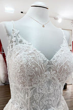 Vestido de Noiva Elegante Comprido em Linha A com Decote em V, Tule, Alças Finas e Renda