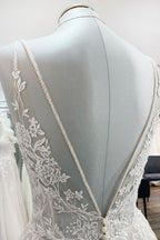 Vestido de Noiva Elegante Comprido em Linha A com Decote em V, Tule, Alças Finas e Renda
