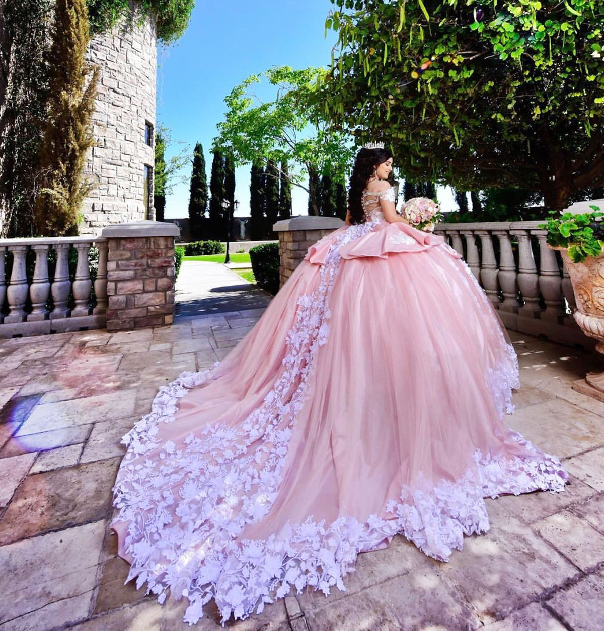 Vestido longo elegante de baile com aplicações de renda e tule, decote ombro a ombro, para festa de quinze anos