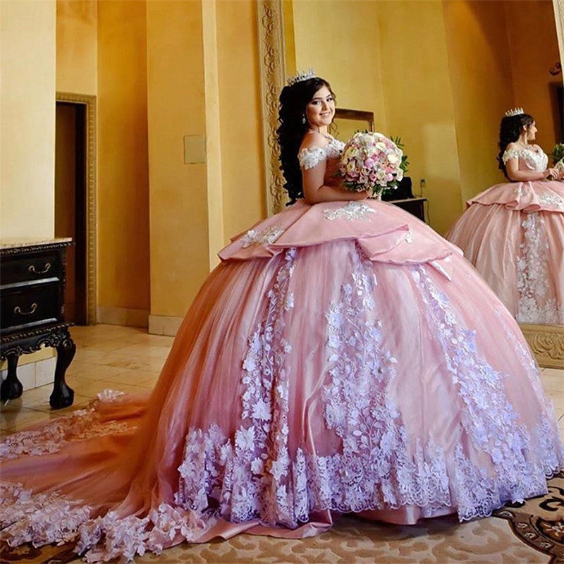 Vestido longo elegante de baile com aplicações de renda e tule, decote ombro a ombro, para festa de quinze anos