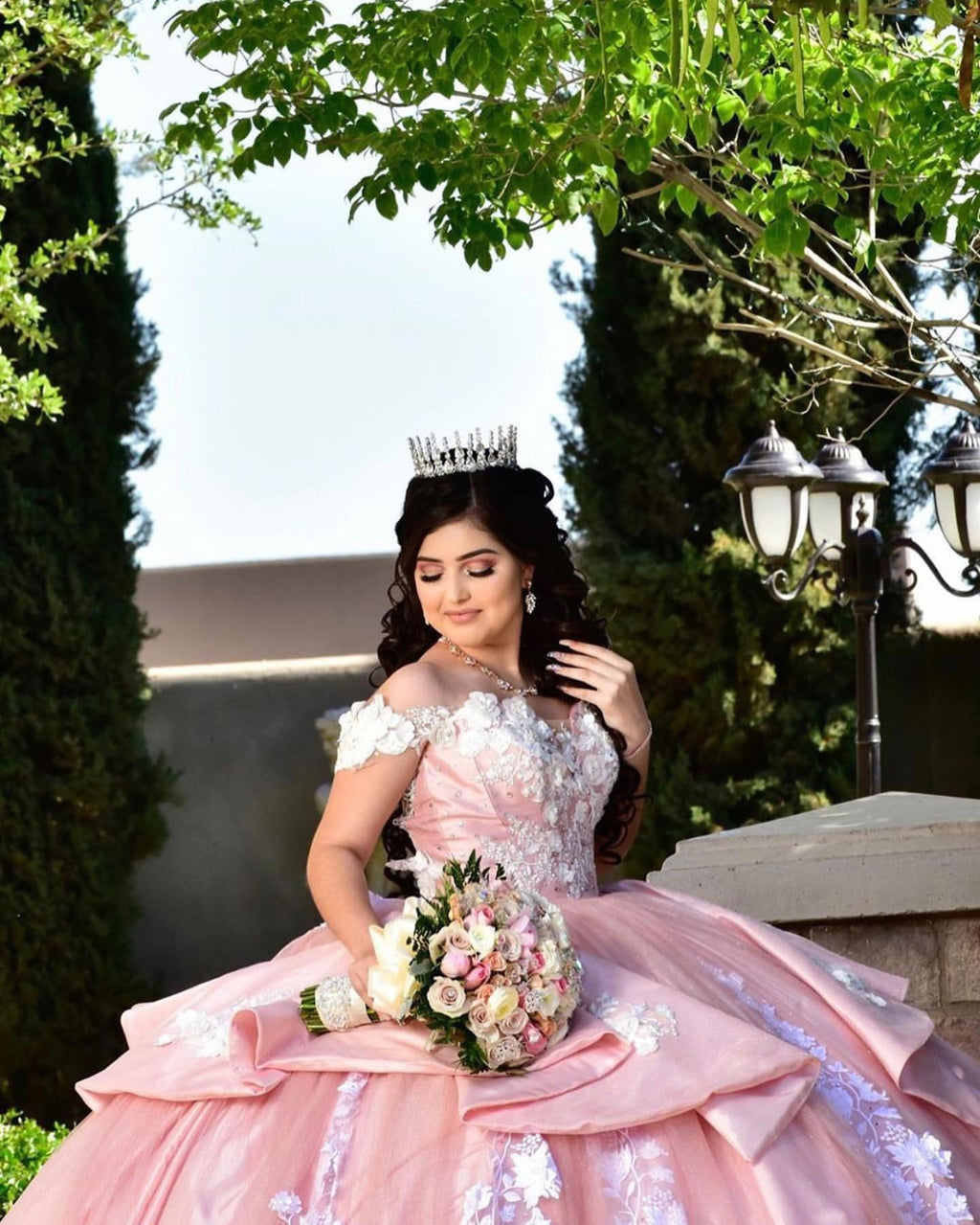 Vestido longo elegante de baile com aplicações de renda e tule, decote ombro a ombro, para festa de quinze anos