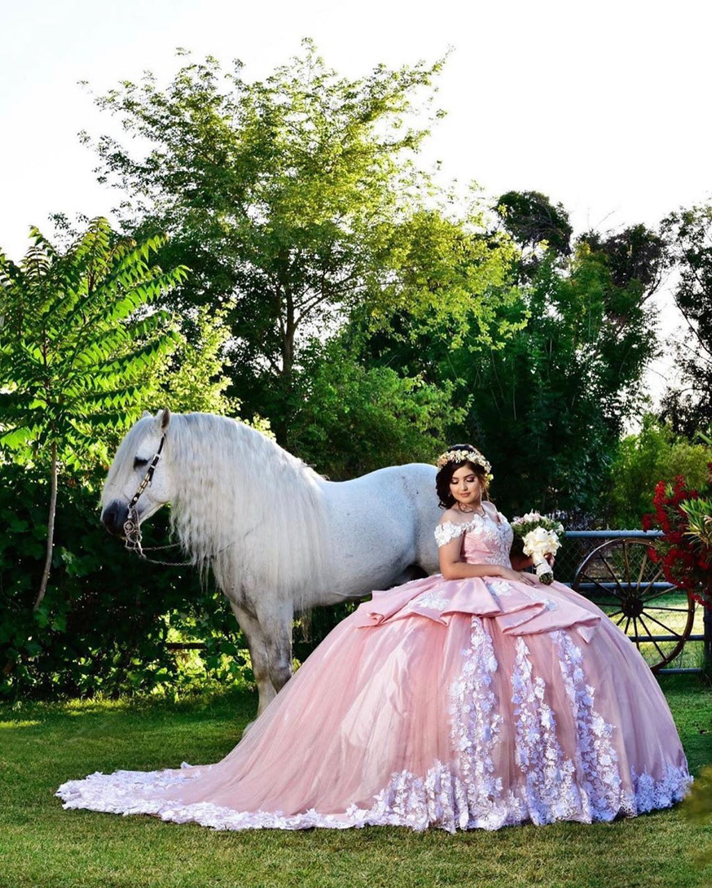 Vestido longo elegante de baile com aplicações de renda e tule, decote ombro a ombro, para festa de quinze anos