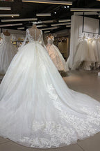 Elegantes langes Ballkleid mit Herzausschnitt und Ärmeln aus Tüll