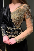 Elegante vestido de noche largo de sirena con cuentas negras y mangas largas