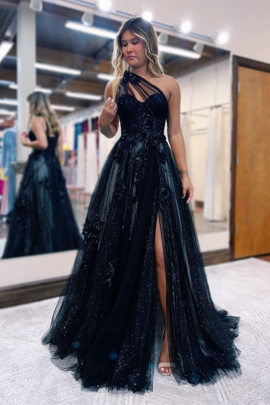 Elegante abito lungo nero da cerimonia a una spalla, linea a trapezio, in pizzo con spacco