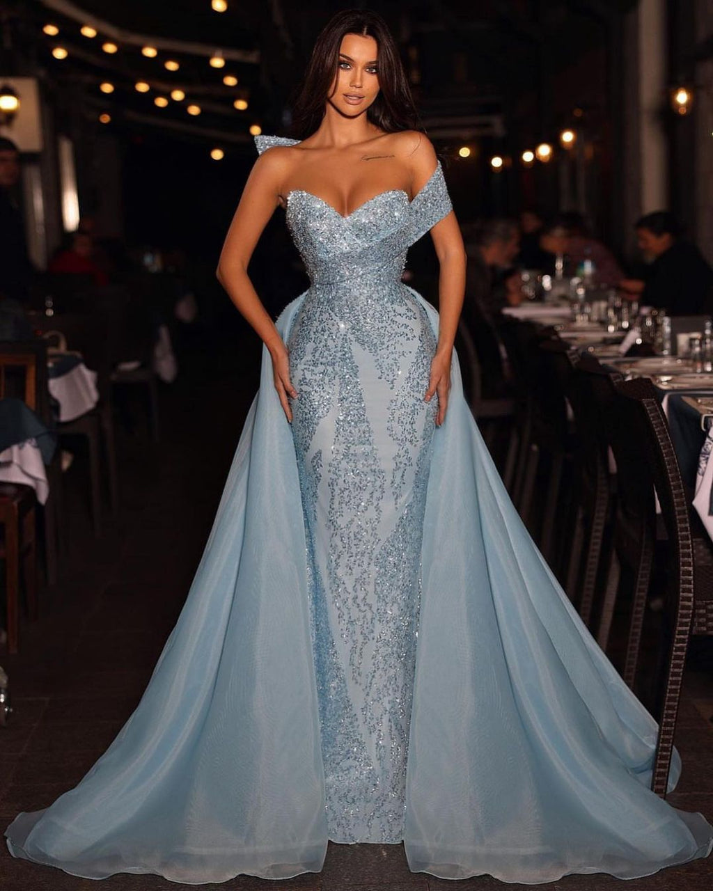 Vestido de baile elegante longo azul em linha A, sem alças, com lantejoulas e decote ombro a ombro, com cauda destacável