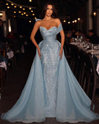 Vestido de baile elegante longo azul em linha A, sem alças, com lantejoulas e decote ombro a ombro, com cauda destacável
