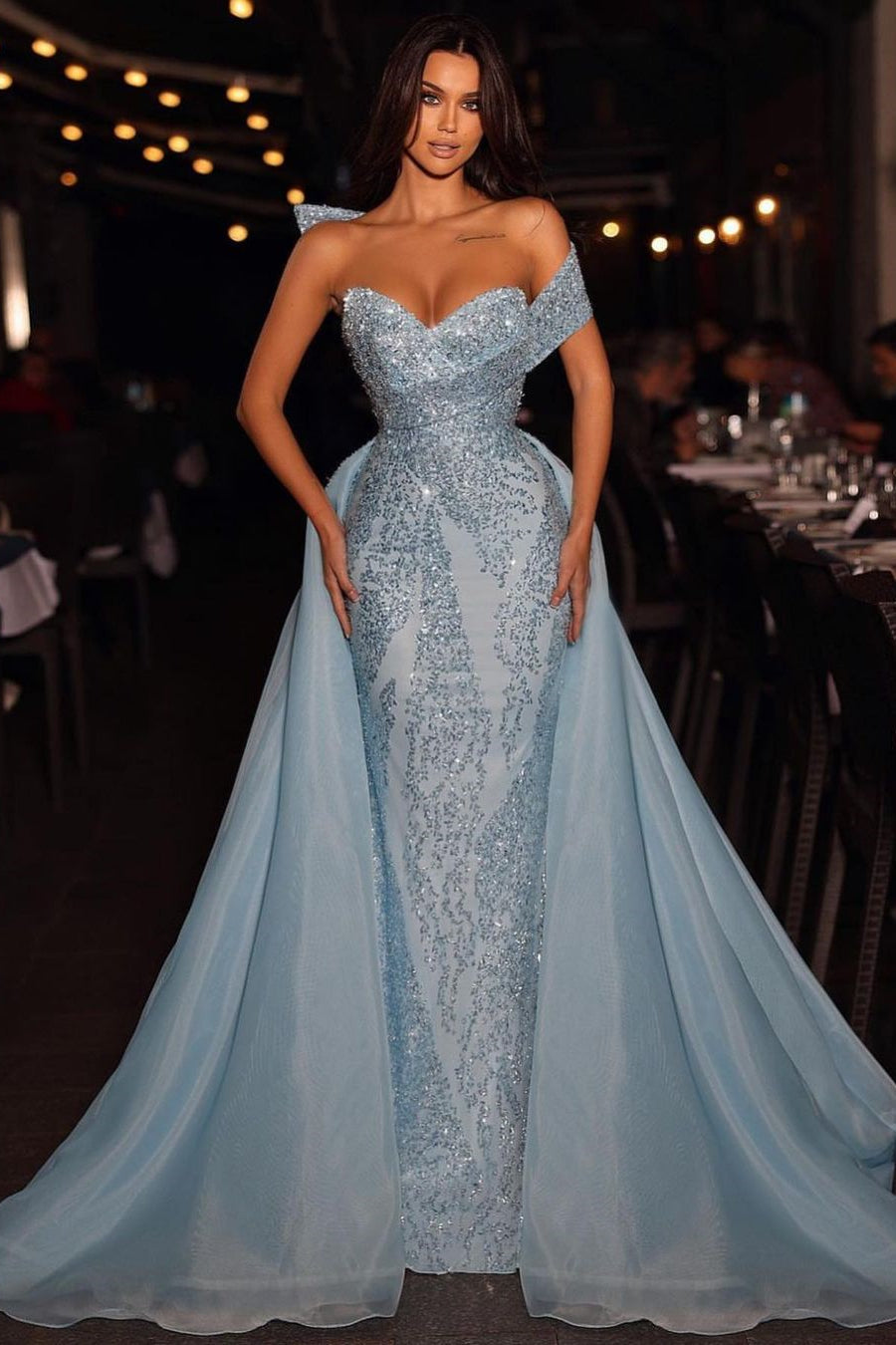 Vestido de baile elegante longo azul em linha A, sem alças, com lantejoulas e decote ombro a ombro, com cauda destacável