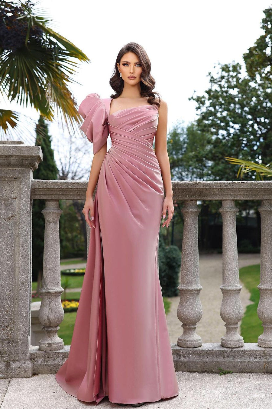 Elegante abito da sera lungo color rosa polvere con una spalla sola, senza maniche, in raso fino a terra