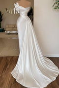 Elegante abito da sposa lungo avorio in raso senza spalline con pieghe e perle