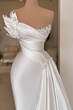 Elegante abito da sposa lungo avorio in raso senza spalline con pieghe e perle