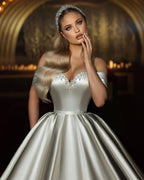 Vestido de Noiva Elegante Longo Marfim com Decote Coração, Ombros Descobertos, Corte em A e Sem Mangas