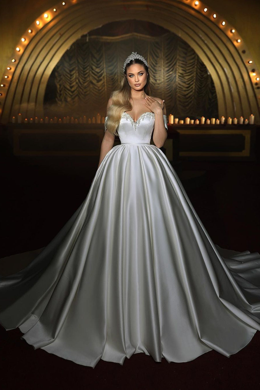 Vestido de Noiva Elegante Longo Marfim com Decote Coração, Ombros Descobertos, Corte em A e Sem Mangas