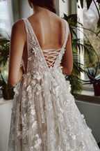 Vestido de Noiva Elegante Comprido em Marfim com Decote em V, Corte em A e Renda com Brilho