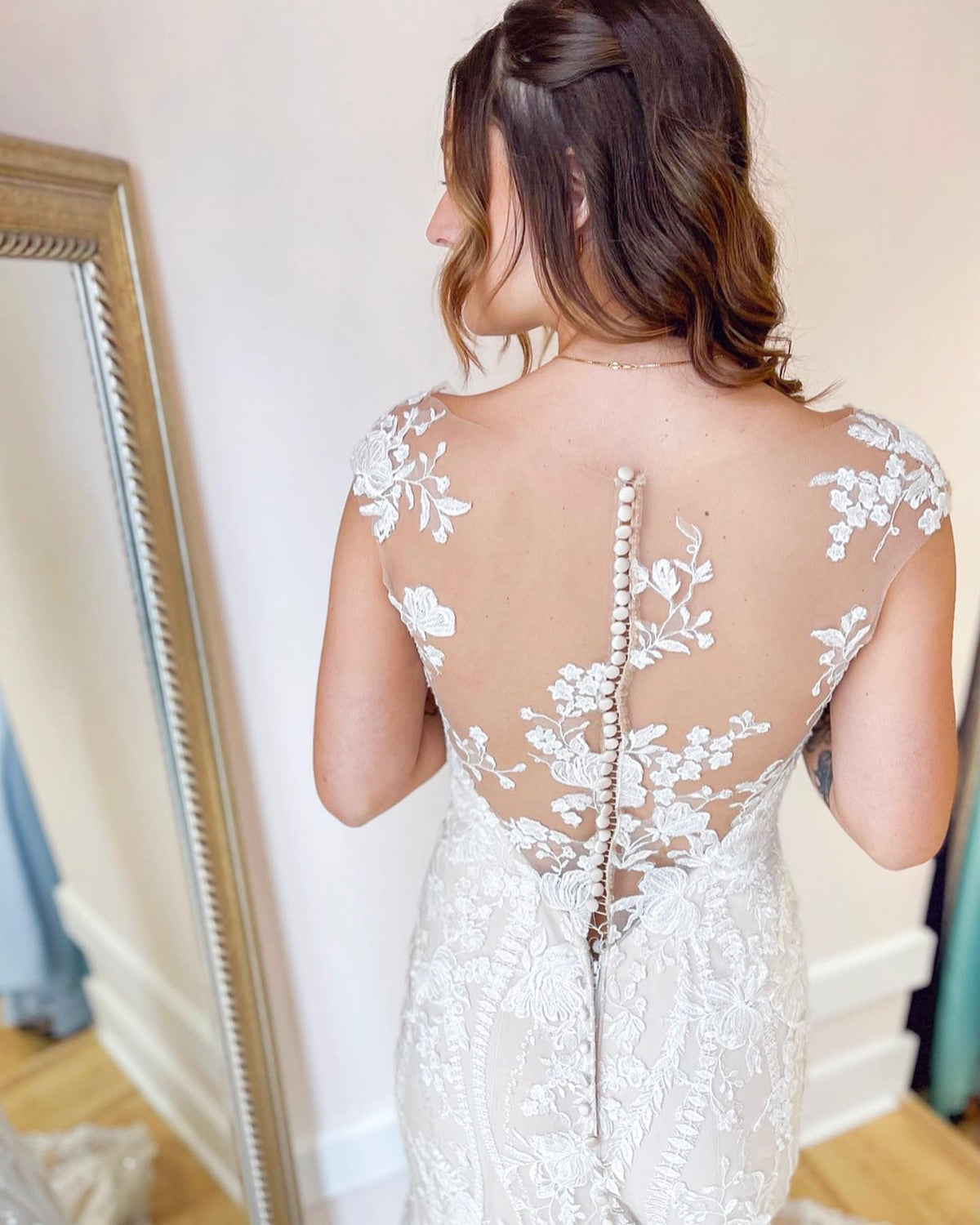 Vestido de Noiva Elegante Longo Cauda de Sereia com Decote Bateau, Rendas e Costas Descobertas