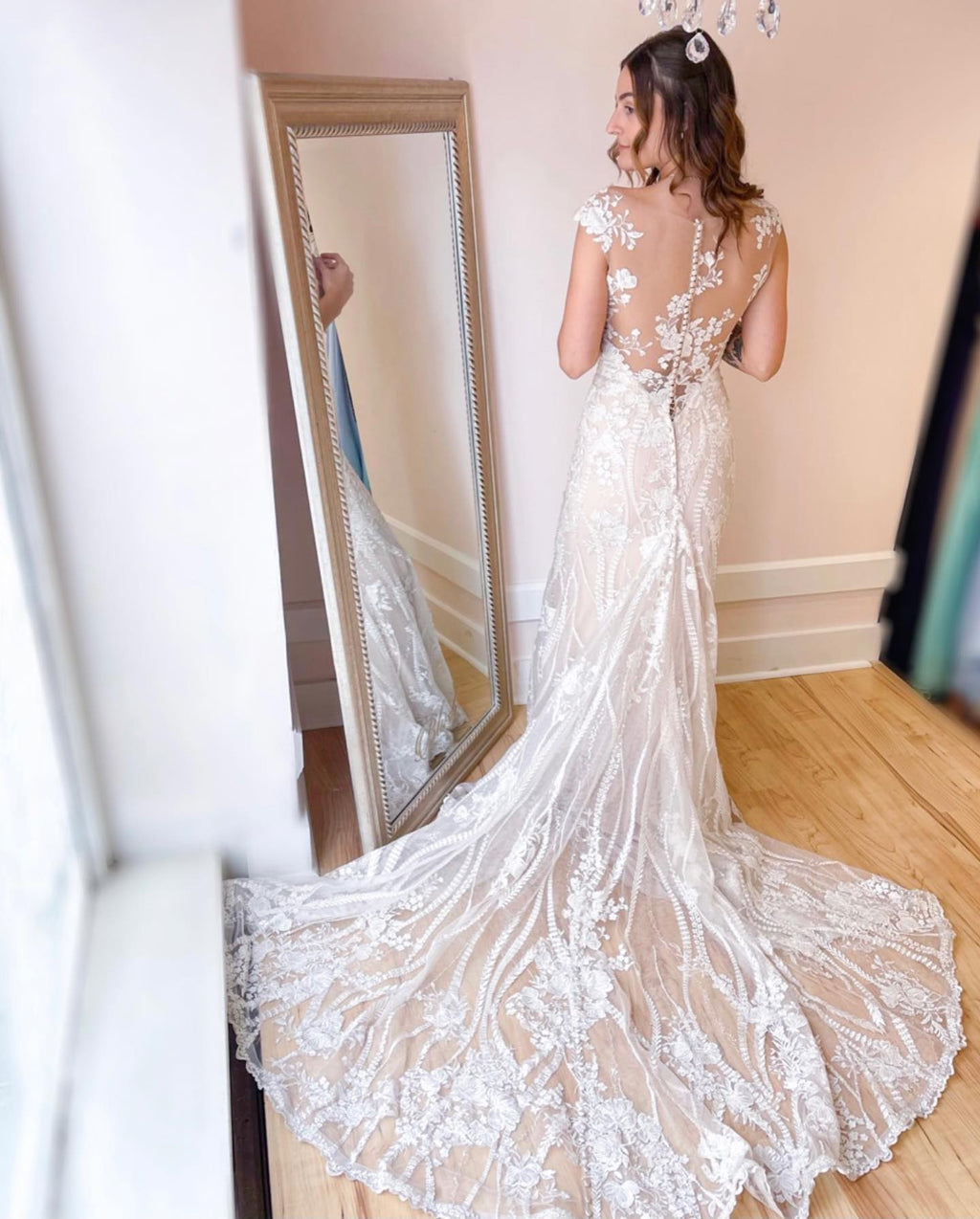 Vestido de Noiva Elegante Longo Cauda de Sereia com Decote Bateau, Rendas e Costas Descobertas
