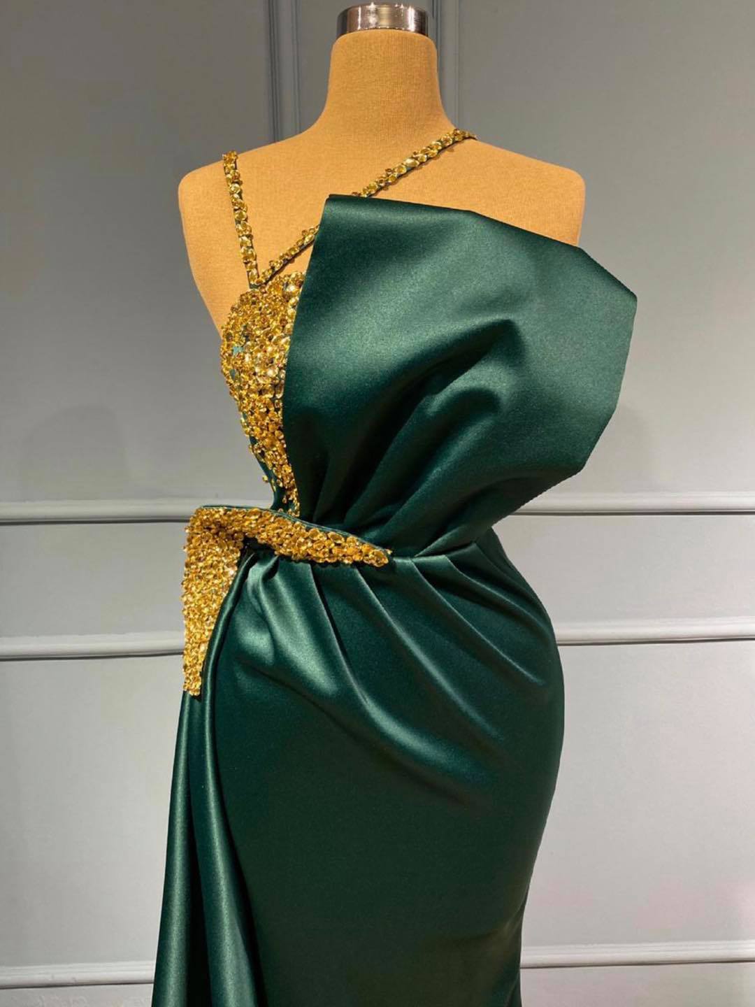 Robe de bal longue élégante sirène en satin à col halter