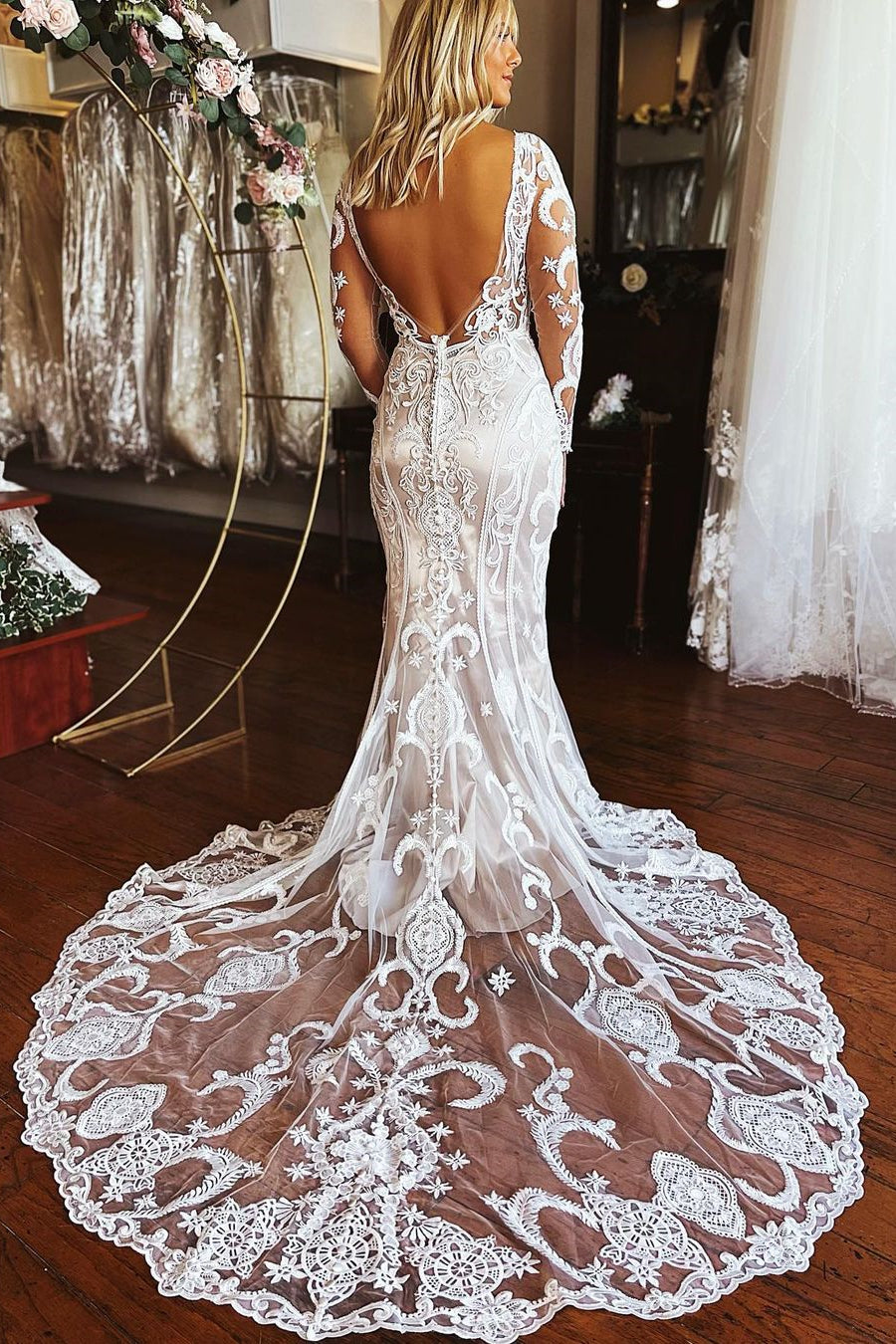 Elegante vestido de novia largo de sirena con encaje y mangas largas con apliques