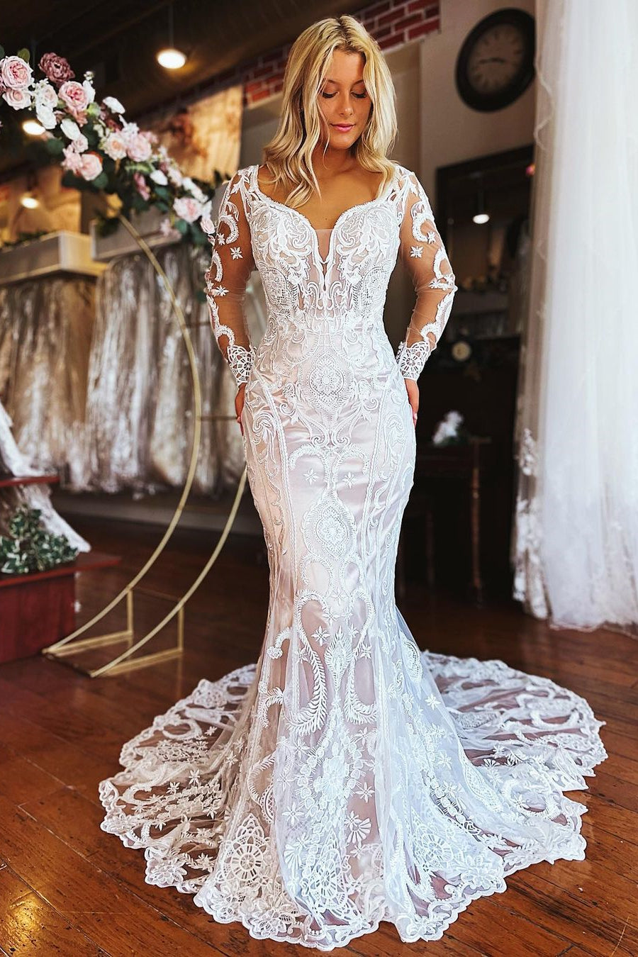 Elegante vestido de novia largo de sirena con encaje y mangas largas con apliques
