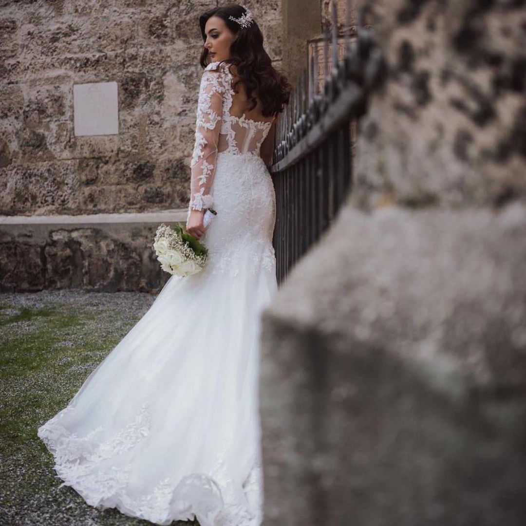 Elegante vestido de novia largo de sirena con encaje y espalda abierta con mangas