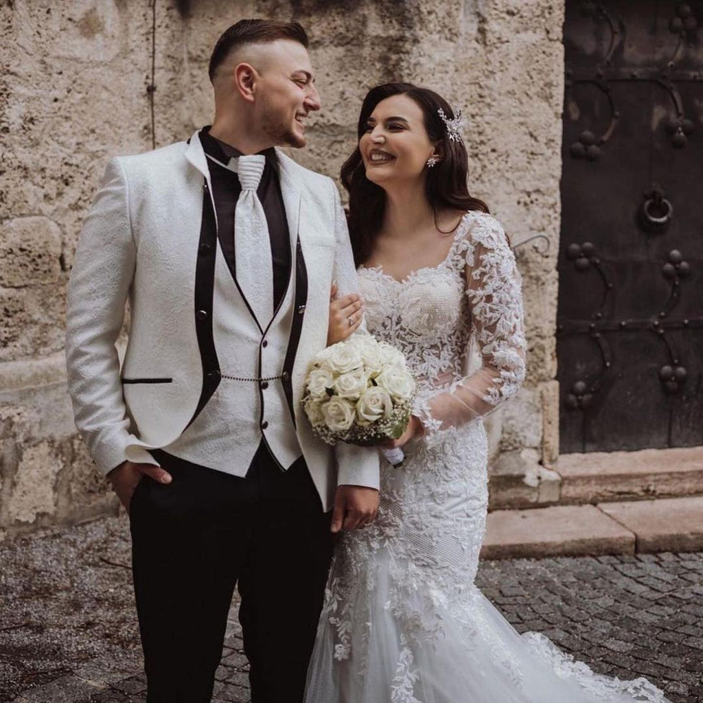 Elegante vestido de novia largo de sirena con encaje y espalda abierta con mangas