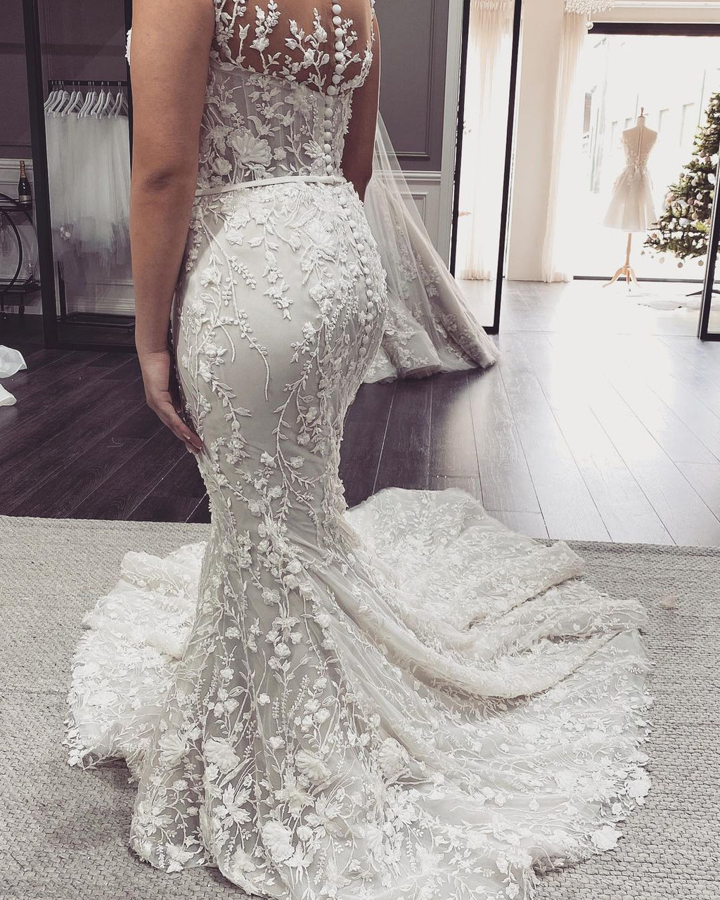 Elegante abito da sposa lungo a sirena con spalle scoperte, pizzi applicati e schiena scoperta