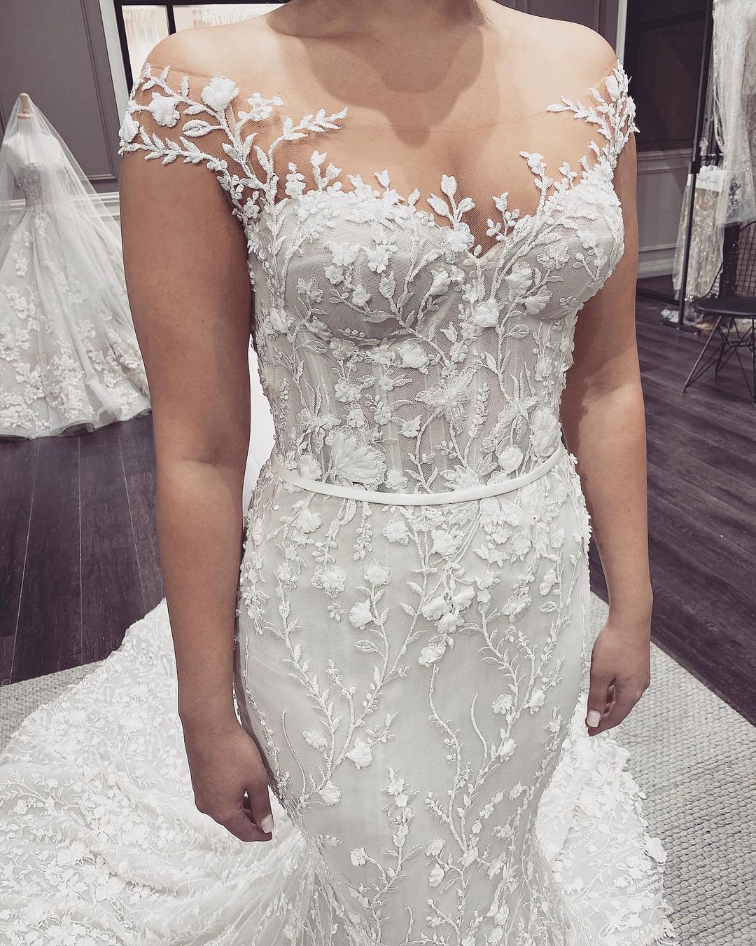 Elegante abito da sposa lungo a sirena con spalle scoperte, pizzi applicati e schiena scoperta